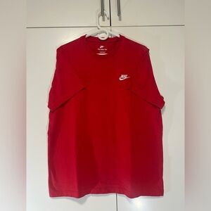Nike Men's Sportswear Club Red T-Shirt Swoosh Men's L AR4997-657